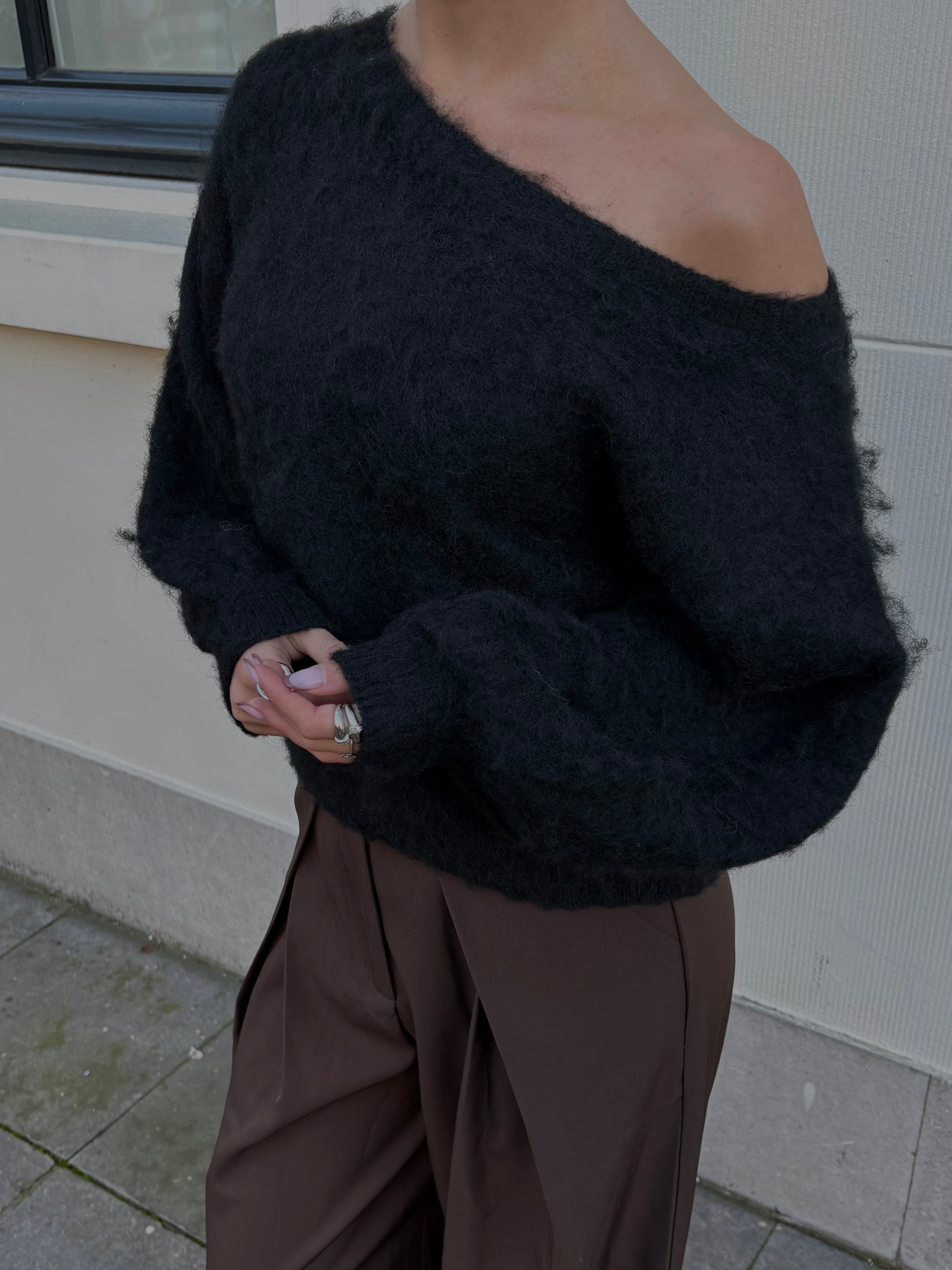 Lola one shoulder knit black